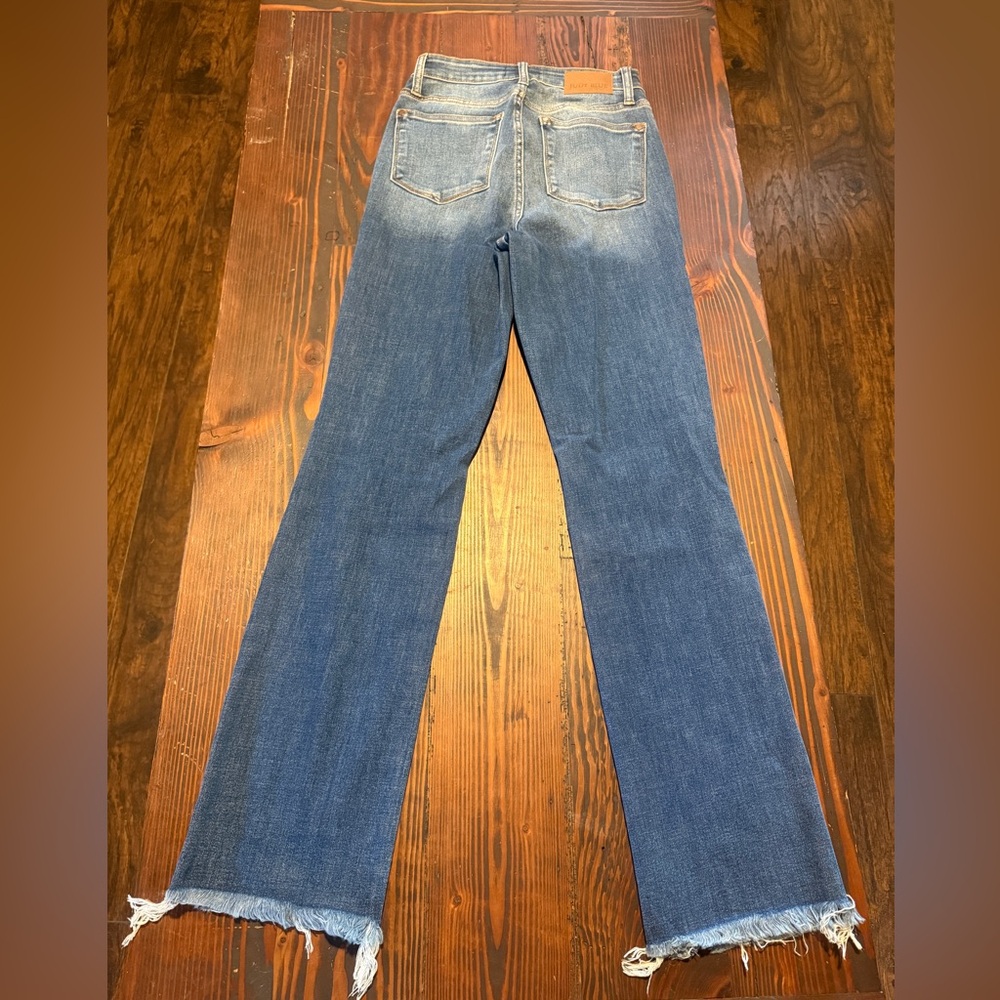 CASTLE ROCK HIGH RISE DISTRESSED KNEE STRAIGHT Size 3/26

Like NEW. Warn once - Picture 2 of 3